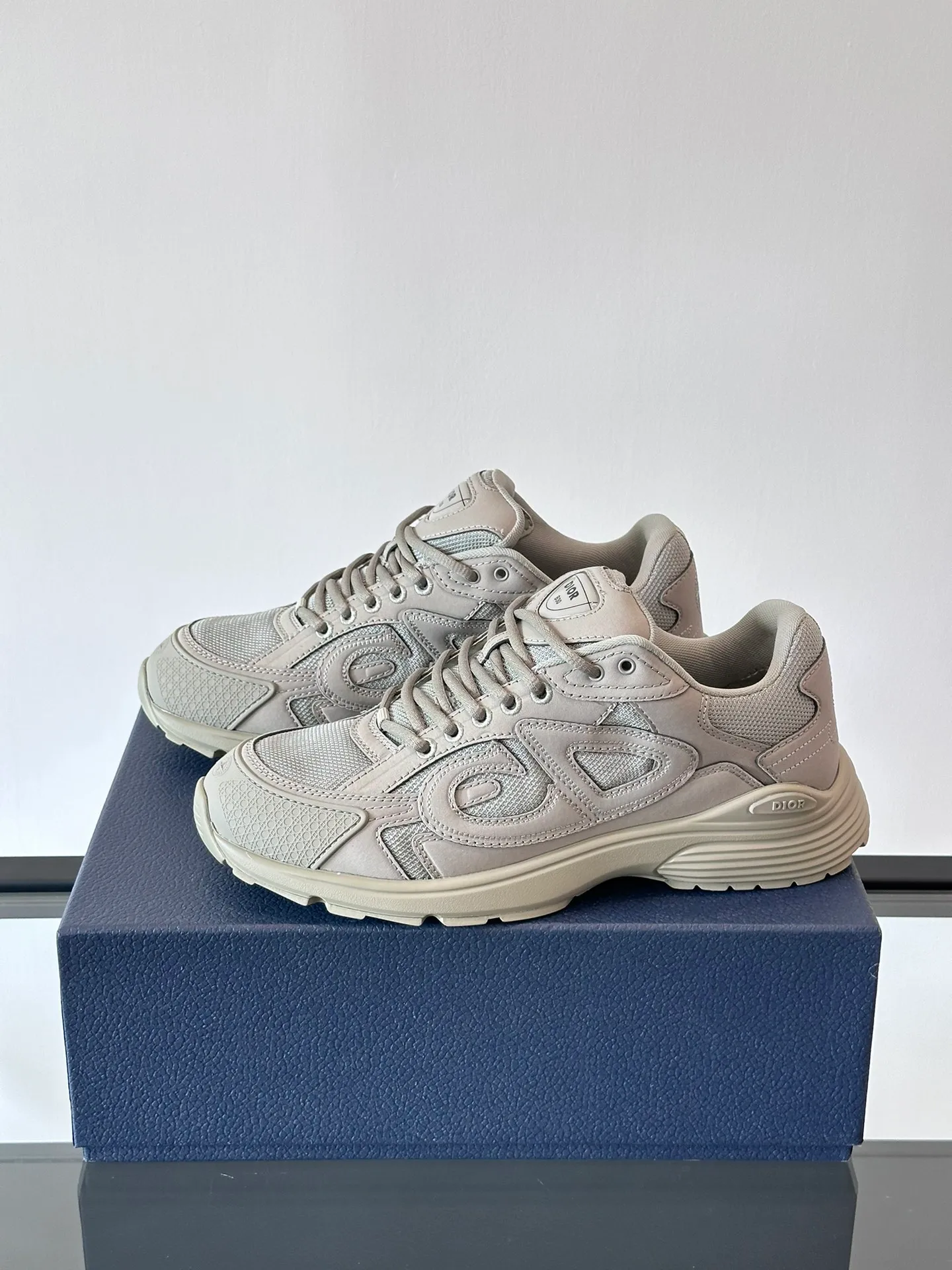 p400《Dio*》Dior B30 series sports shoes, multi-color mesh fabric and multi-color technical fabrics, this season's new B30 low-top sports shoes are one of the flagship styles of the series. Crafted from multicolor mesh and technical fabrics, it's finished with a reflective "CD30" graphic and silver-toned "DIOR B30" and "CD30" logos on the heel and tongue. An extra-light, sculpted rubber sole with signature accents adds style, while internal stretch details create ideal comfort. It can be matched with various casual styles to show a fashionable and modern sports style. Size: 38-44 (45-46 customized)